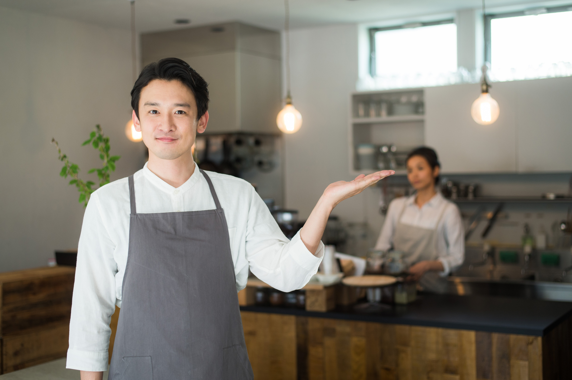 おすすめのホームページ作成方法を紹介する飲食店スタッフ